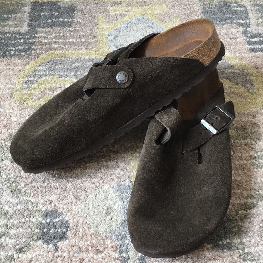 Birkenstock’s 🍄 brown suede clogs